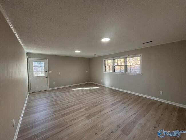 Building Photo - 1305 Hiwan Trail SE