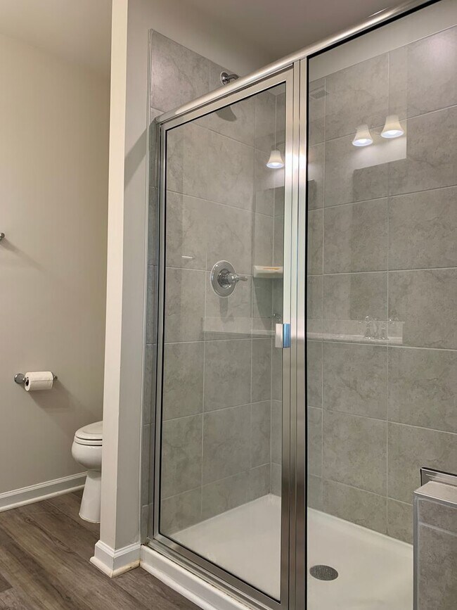 Building Photo - Amazing 3 Bedroom Townhome in North East R...