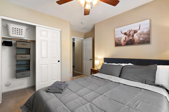 Building Photo - 2949 E Crescent Way