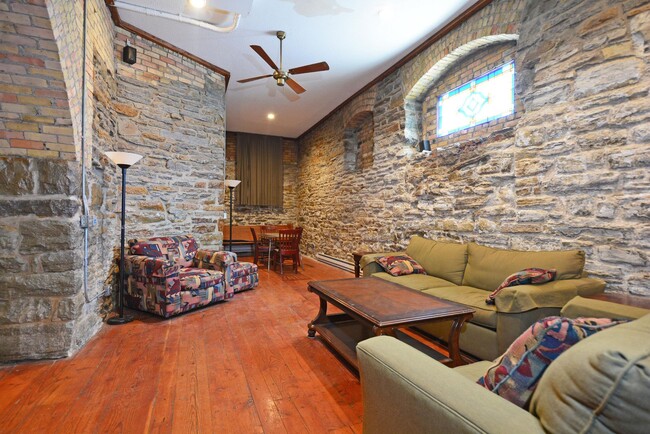 Building Photo - Beautiful Condo in Prime Minneapolis Locat...