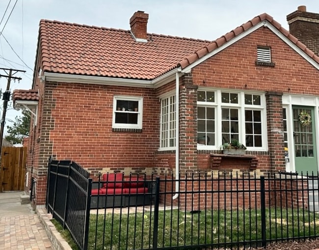 Building Photo - 721 E 2nd Ave