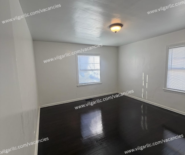 Building Photo - Spacious 2 Bedrooms • 1 Bathroom Home