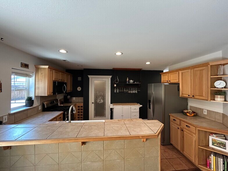 Building Photo - 21365 Oakview Dr