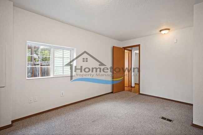 Building Photo - Post Falls Riverfront Home!