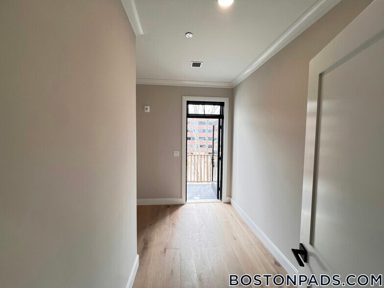 Building Photo - 157 Everett St