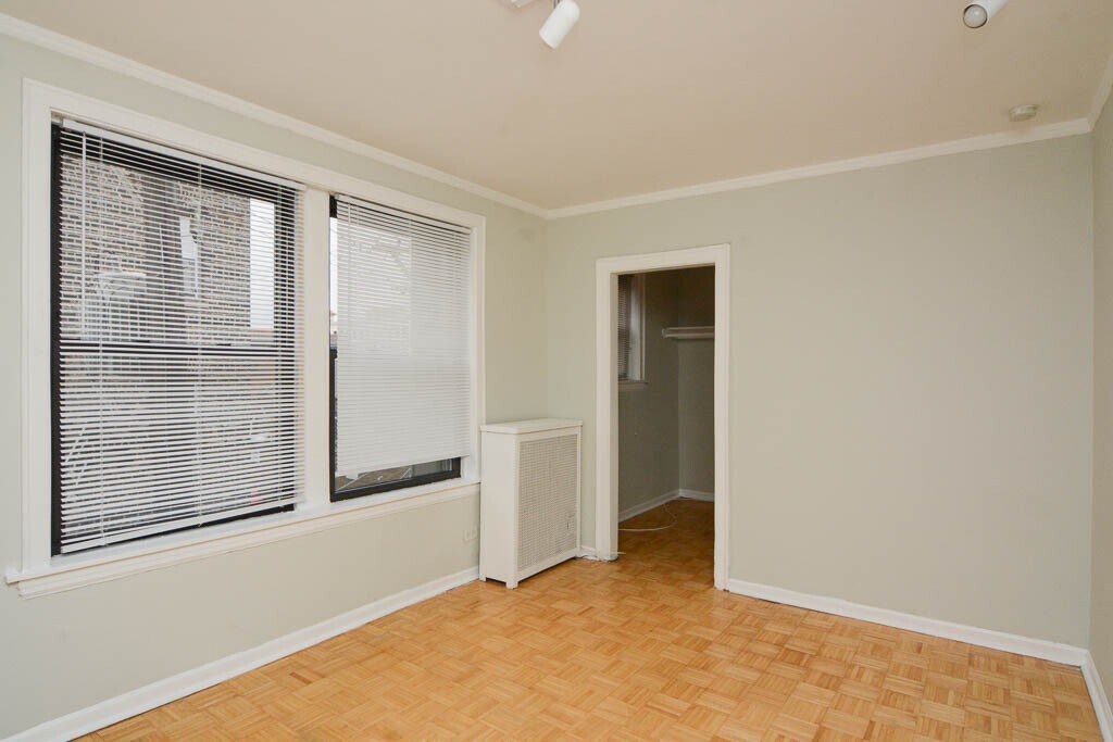 Building Photo - 629 W Belmont Ave