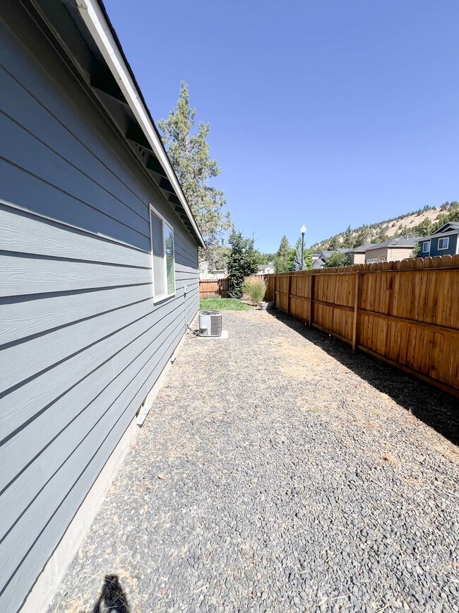 Building Photo - Three Bedroom, Two Bath House in Southview