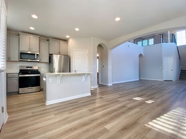 Building Photo - Beautiful and Spacious 4/BR 3.5/BA Modern ...