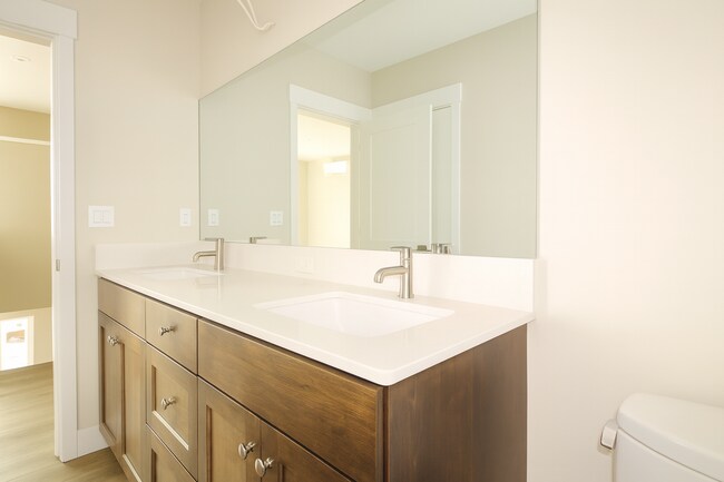 Building Photo - Your Bend Retreat: Spacious Townhouse with...