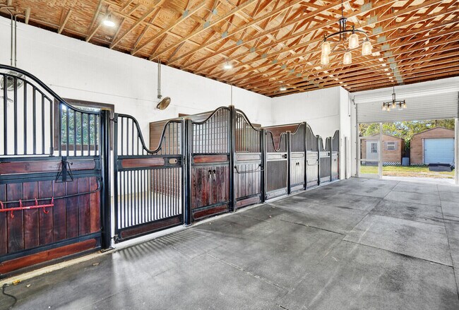 Building Photo - 11231 Ira Ln