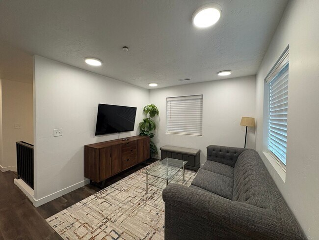 Building Photo - 380 Utah Ave