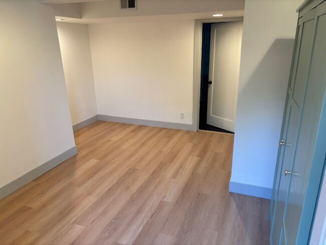 Building Photo - Fabulous Private Home Near Mills!