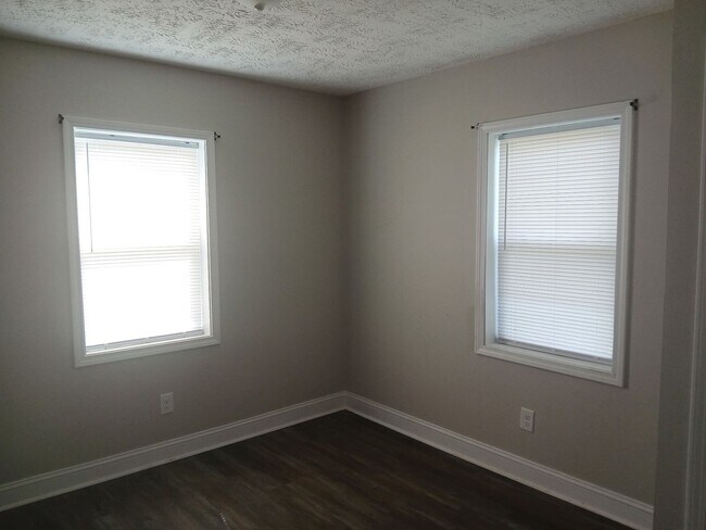 Building Photo - 2 Bedroom 1 Bathroom Duplex Available NOW!