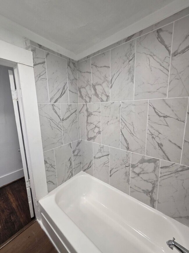 Building Photo - 3 br 1 bath house