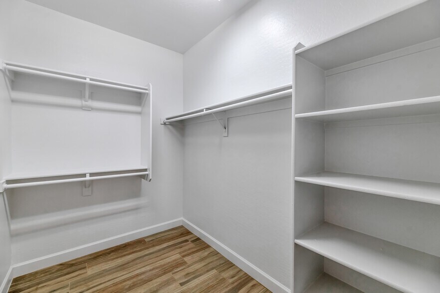 Building Photo - 3305 E Windsor Dr