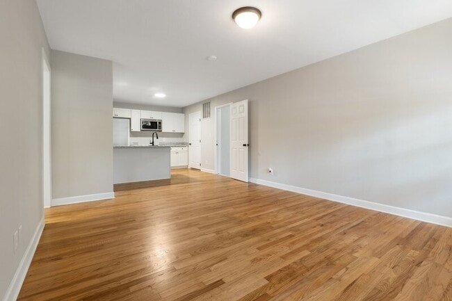 Building Photo - 852 N May St