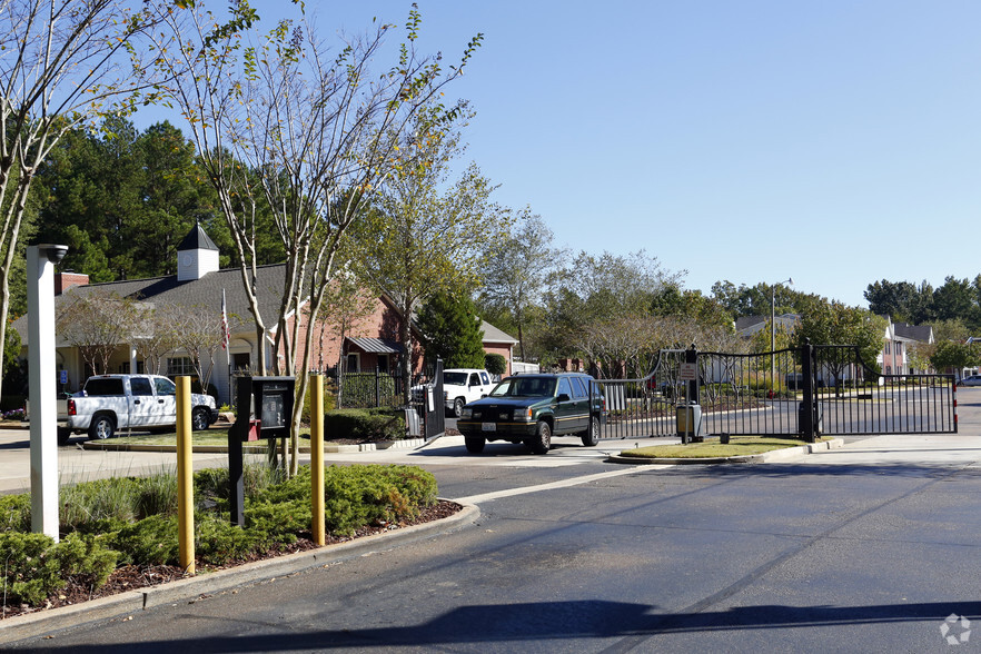 Entrance - Reserve at Woodchase Apartment Homes