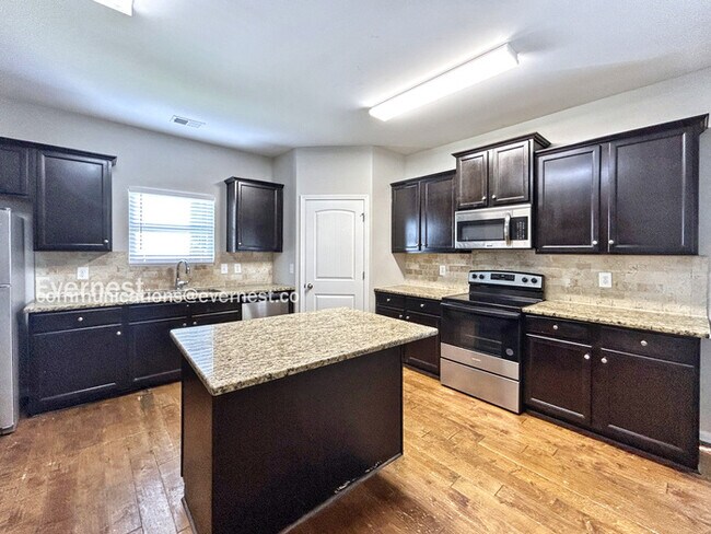 Building Photo - Spacious Home 5 beds & 3 baths / Pet Frien...