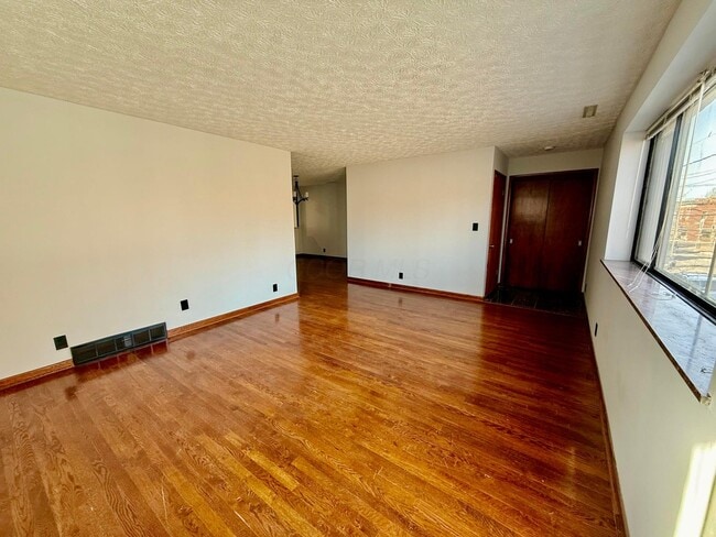 Building Photo - 293 E Whittier St