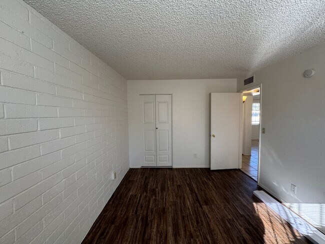 Building Photo - 2Bdm 1 Bath, Washer/Dryer Hookups, Will no last long!