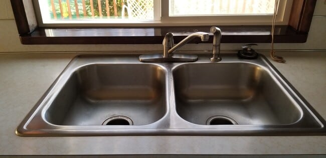 Building Photo - 3 bedroom, 2 bathroom home in well established neighborhood.