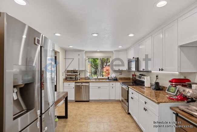 Building Photo - 652 St Ives Ct