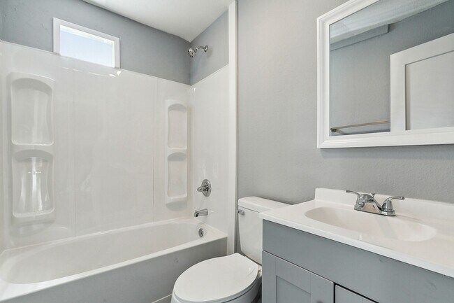 Building Photo - Charming Studio with Laundry on Site - Water and GAS included in rent