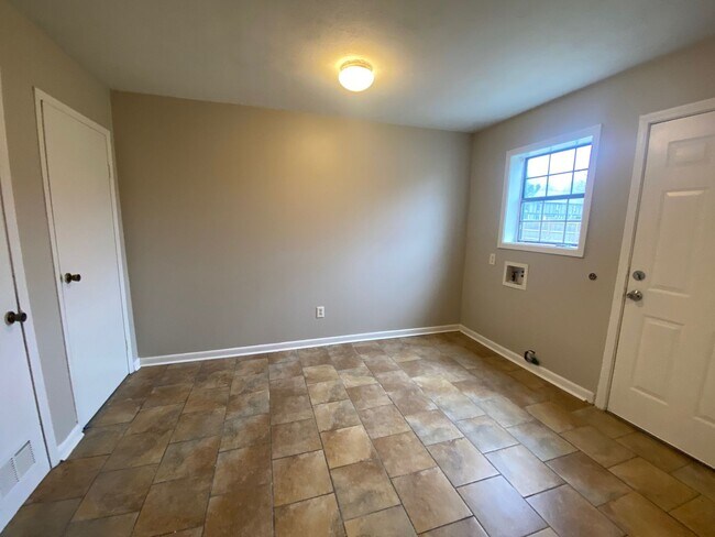 Building Photo - 601 Stratford Dr