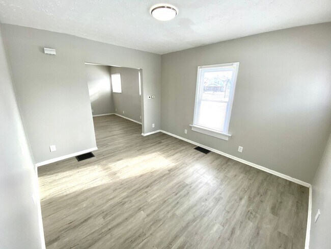 Building Photo - Newly Rehabbed Single Family in Dayton!: N...