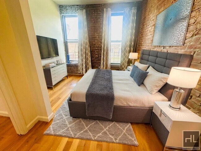 Building Photo - Enormous Floor Through 3 Bed/1.5 Bath in C...