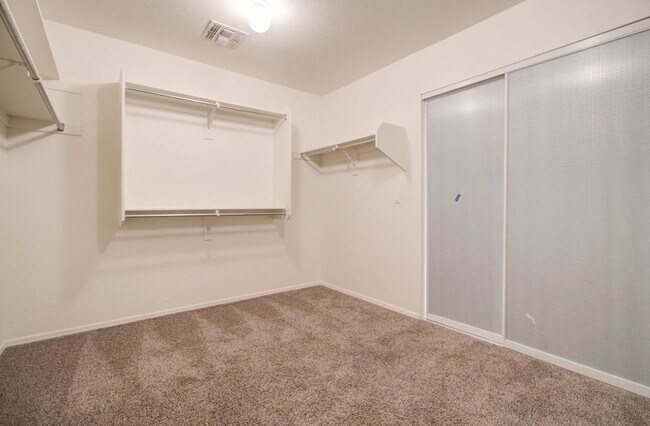 Building Photo - 2026 E County Down Dr