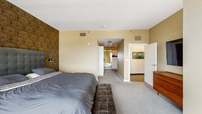 Building Photo - 3,400 SQFT CONDO IN DOWNTOWN CHAMPAIGN W/ ...