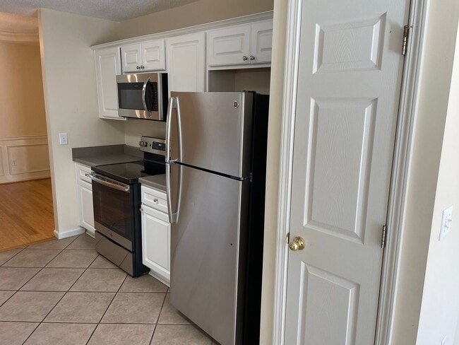 Building Photo - For Rent