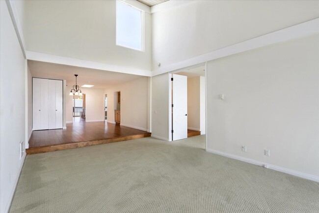 Building Photo - 575 Esplanade