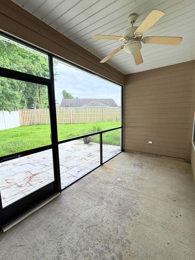 Building Photo - Woof and Meow Friendly! 4/3 with a fenced in yard!