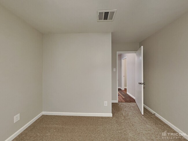 Building Photo - 401 Rustic Grove Ln
