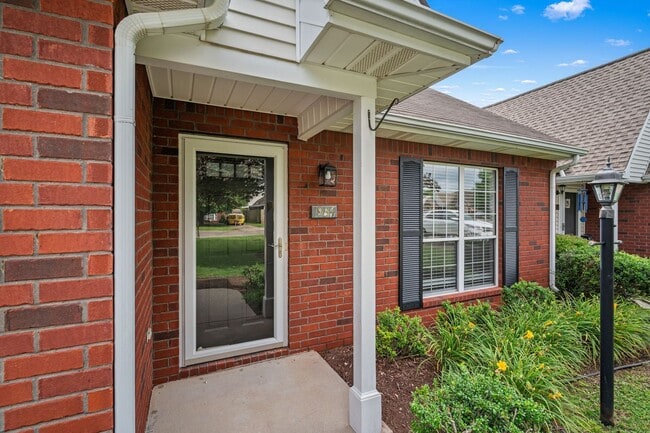 Building Photo - Black Fox Crossing Townhome