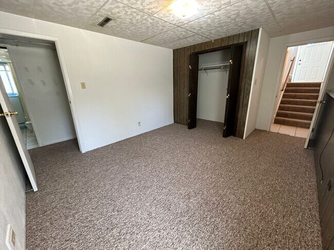 Building Photo - 5 Bed 2 Bath Home with 2 Car Attached Gara...