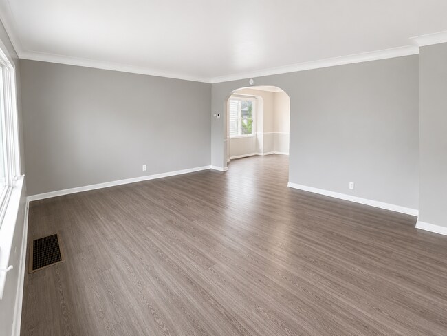 Building Photo - Spacious 4-bedroom home located in North Toledo