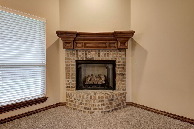 Building Photo - Beautiful & Large 4 Bed 2 Bath Home in Edmond!