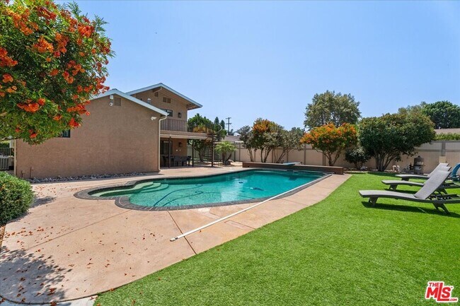 Building Photo - 6443 Matilija Ave