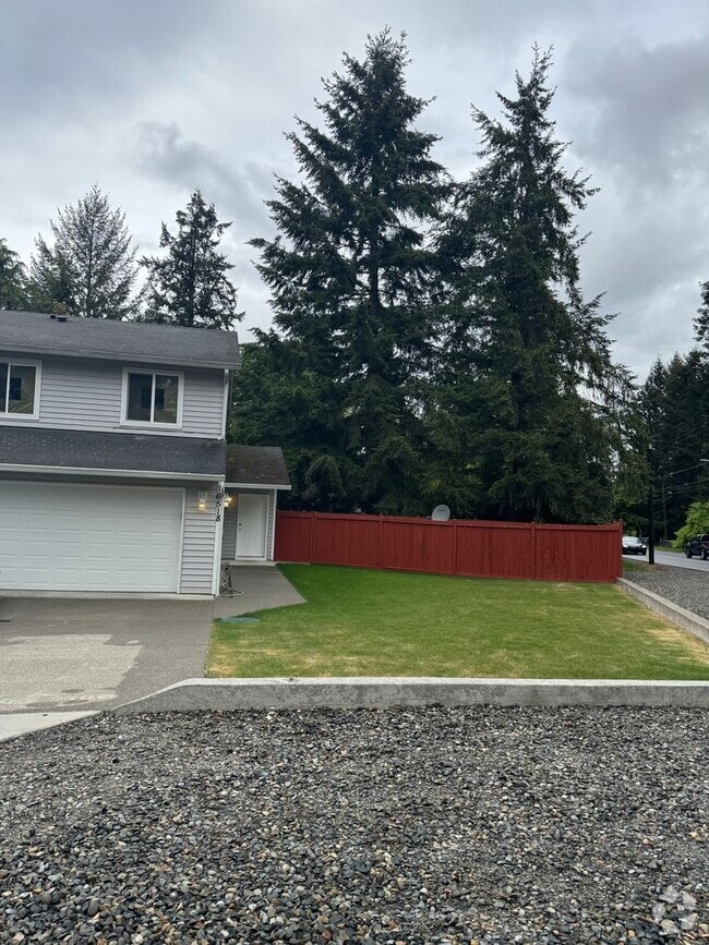 Building Photo - Spacious 3-Bed Duplex Retreat in Tacoma: 1...