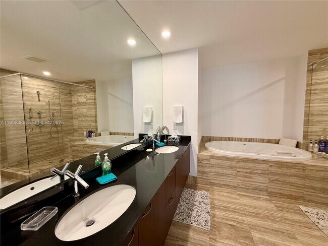 Building Photo - 15901 Collins Ave