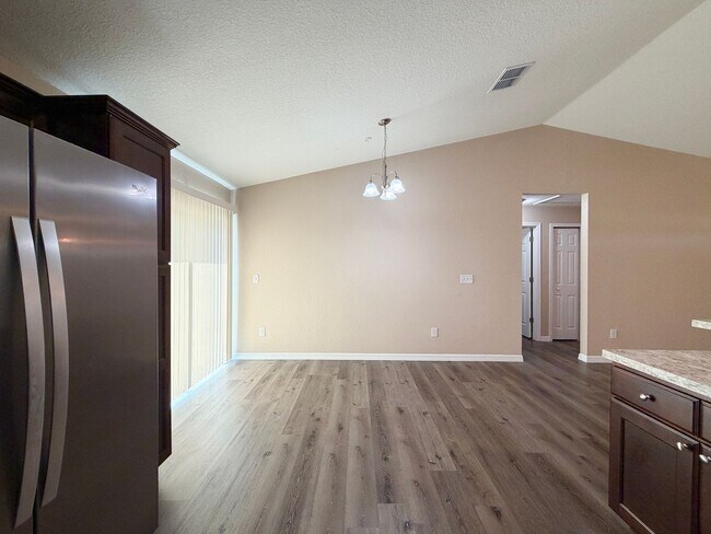 Building Photo - Desirable SE Neighborhood - 3/2/2 Silver Spring Shores **Available NOW**