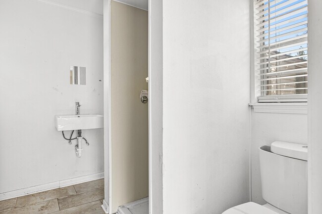 Building Photo - 618 Adams Ave