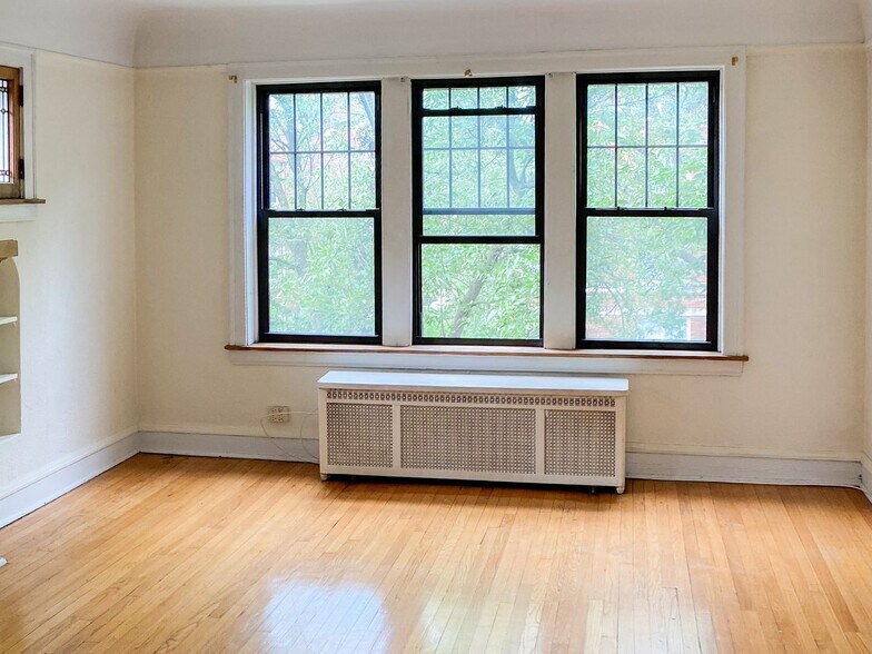 Building Photo - 2623 W Berwyn Ave