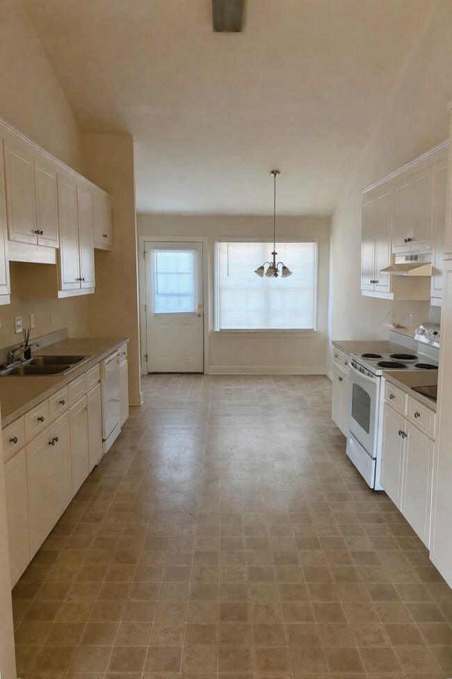 Building Photo - 3 Bedroom Duplex in Rocky Mount