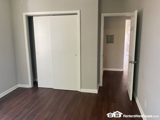 Building Photo - Completely Renovated New and Open Concept ...