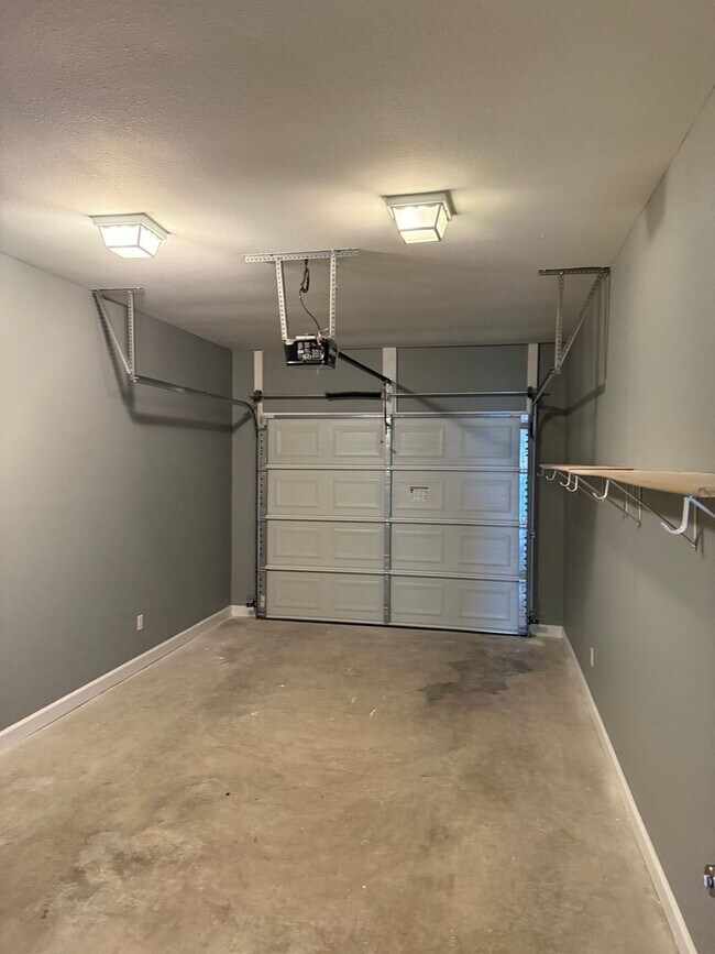 Building Photo - Available NOW -111 Peregrine Way