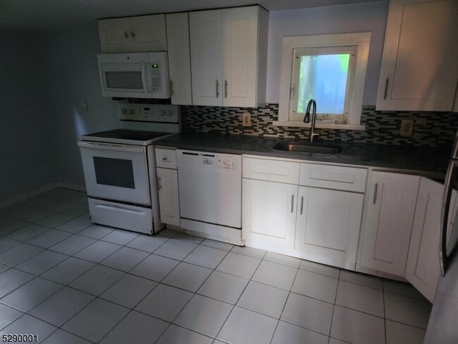 Building Photo - 72 Glenwood Mt Rd